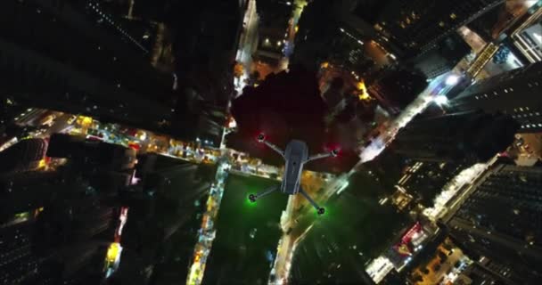 Luchtvaartmaatschappij. Animatie van Drone Multi-rotor vliegen boven de stad panorama 's nachts scène. — Stockvideo