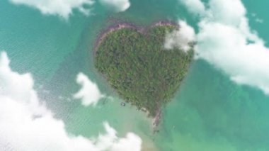 AERİAL. Bulutların arasından geçen uçağın animasyonu. Güzel şekilli kalp adası.