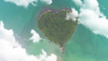 AERİAL. Bulutların arasından geçen uçağın animasyonu. Güzel şekilli kalp adası.