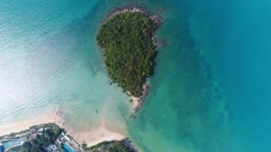 Havadan görünümü güzel beyaz kum plaj ve kristal Andaman Denizi Krabi mavi gökyüzüne karşı. 500 metre yüksekliği. Uçak video