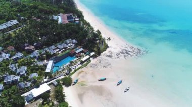 Lüks villalar bakan Beach üzerinde Krabi havadan görünümü.