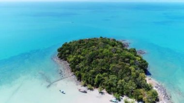 Hava. Uzun kuyruk tekne kum bar Beach Tayland tropikal adanın berrak su ile