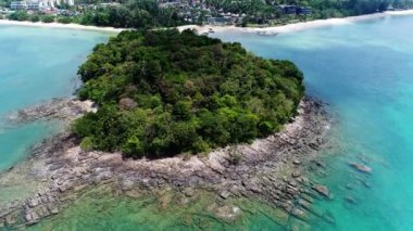 Tropik ada, beyaz beach, turkuaz lagün, hava görünümünü kayalar ve ufukta, Krabi, Tayland, Railay Adaları. Cennet hayatta. Seyahat ve tatil kavramı. Sahilde oturan insanlar.