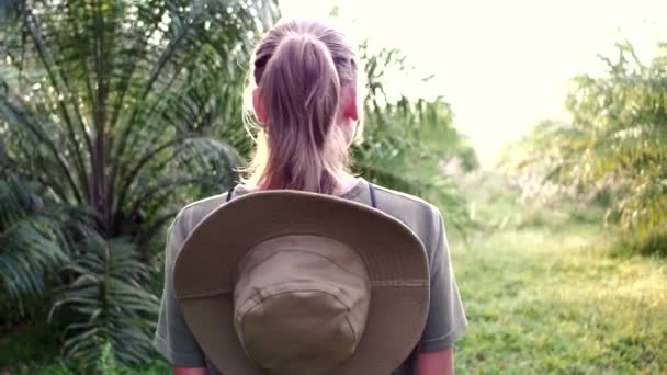 Al rallentatore. Vista posteriore della donna di monitoraggio e campeggio nella foresta, sfondo sfocato . — Video Stock