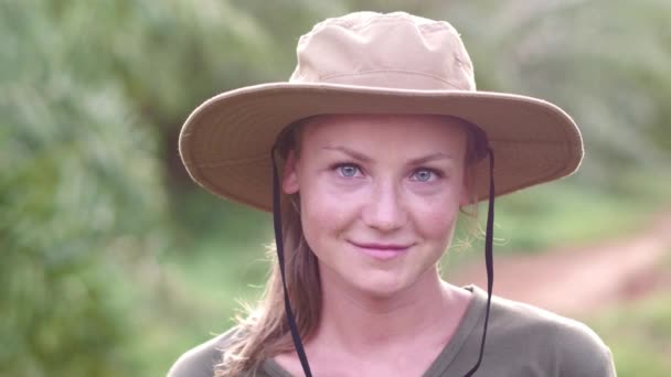 Movimento lento. Retrato de close-up de uma mulher jovem, bonita e feliz na floresta tropical. Acampamento, aventura, viagem, conceito de caminhada . — Vídeo de Stock