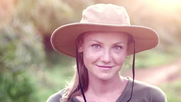 En cámara lenta. Retrato de cerca de una joven, hermosa y feliz mujer en el bosque tropical. Campamento, aventura, viaje, concepto de senderismo . — Vídeo de stock
