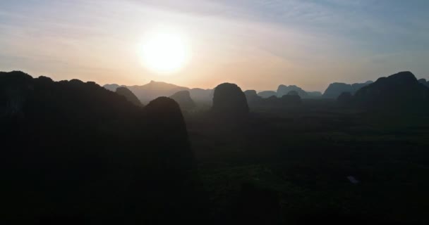 AERIAL. capa de montañas por la noche en la selva tropical de Tailandia — Vídeos de Stock