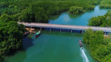 Yeşil mangrov orman ve nehir'Phang Nga Körfezi Tayland Güney. Uçak uçan üzerinden havadan görünümü.
