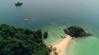 Hava. Yukarıdan küçük izole tropikal ada beyaz kumlu plaj, mavi şeffaf su ve mercan resifleri ile. Ana sayfa görünümü, sürat tekneleri, longtail tekneler, Khai Nok Adası, Phuket, Tayland.