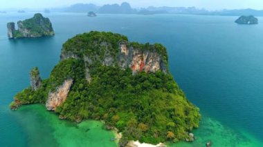 Güzel beyaz kum plaj ve kristal mavi gökyüzü, Tayland Andaman Denizi havadan görünümü
