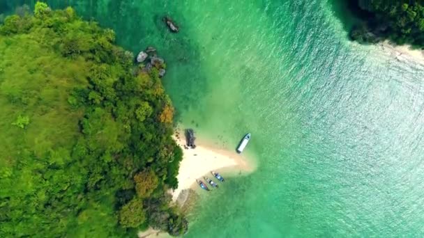 Barcos de cola larga en la playa de la barra de arena con aguas cristalinas de la isla tropical en Tailandia — Vídeo de stock