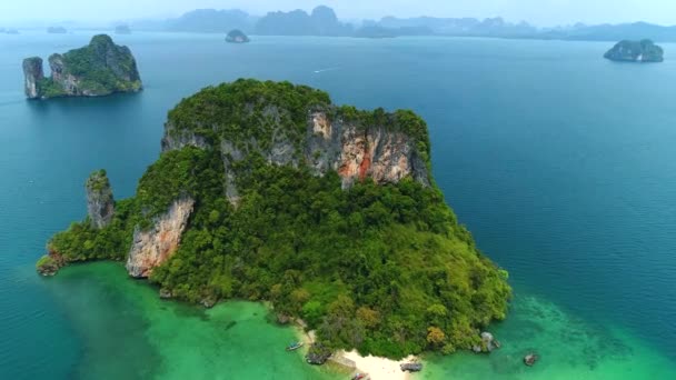 Luftaufnahme des schönen weißen Sandstrandes und des kristallklaren andamanischen Meeres vor blauem Himmel in Thailand — Stockvideo