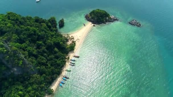 Vista aérea de la playa con barcos, Koh Phangan, Tailandia — Vídeo de stock