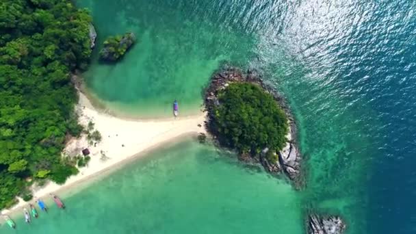 Havet Flygfoto, ovanifrån, fantastisk natur bakgrund. Färgen på vattnet och vackert ljus. Azure beach med klippiga bergen och klart vatten i Thailand ocean på solig dag. Landskap bakgrund — Stockvideo