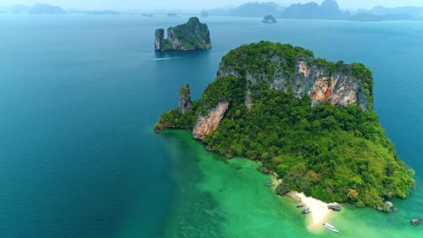 Tropik ada, beyaz beach, turkuaz lagün, hava görünümünü kayalar ve ufukta, Krabi, Tayland, Railay Adaları. Cennet hayatta. Seyahat ve tatil kavramı. Sahilde oturan insanlar. — Stok video