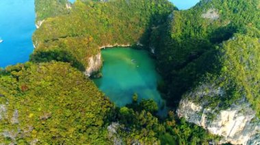 Tropik ada, beyaz beach, turkuaz lagün, hava görünümünü kayalar ve ufukta, Krabi, Tayland, Railay Adaları. Cennet hayatta. Seyahat ve tatil kavramı. Sahilde oturan insanlar.