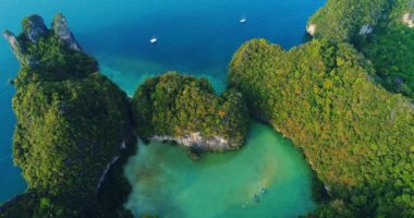 Hava. Grup inanılmaz tropikal adalar ve gün batımında güzel mavi lagün. Milli Parkı Tayland dron görüntüleri.