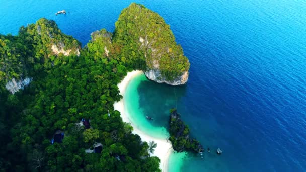 Havadan görünümü Maya koyunda, Phi Phi Leh Adası, Krabi, Tayland — Stok video