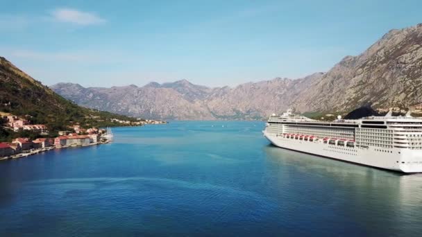 Antenne. Rückansicht des Luxus-Kreuzfahrtschiffes vom Hafenkanal aus bei Sonnenaufgang in der Luftaufnahme — Stockvideo