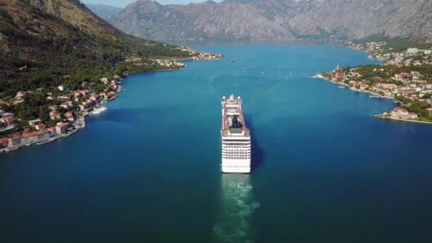 AERIAL. Høy flyhøyde og flott utsikt over det gigantiske Luxury cruiseskipet fortsetter seilingen fra havn ved soloppgang i luften – stockvideo