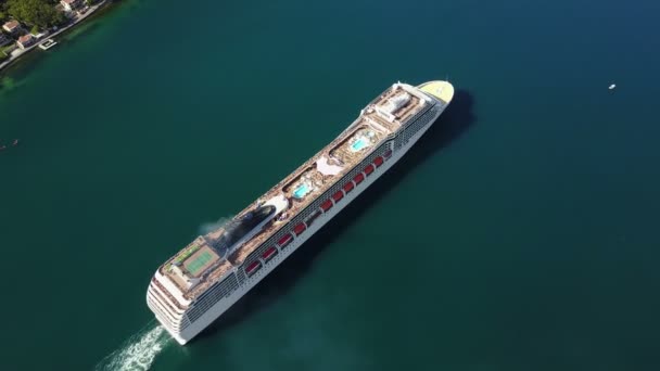 Luchtvaartmaatschappij. Hoge vlucht en bovenaanzicht van Enorme Luxe cruiseschip verder varen vanaf de haven kanaal als gevolg van zonsopgang in de lucht uitzicht — Stockvideo