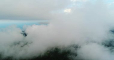 AERİAL. Tropikal adanın üzerinde uçmak bulutlar ve dağların ve ormanın en üst manzarası. Tayland.