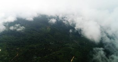 AERİAL. Tropikal adanın üzerinde uçmak bulutlar ve dağların ve ormanın en üst manzarası. Tayland.