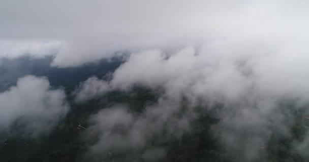 AERIAL. Полет корыта облака над землей с самолета — стоковое видео
