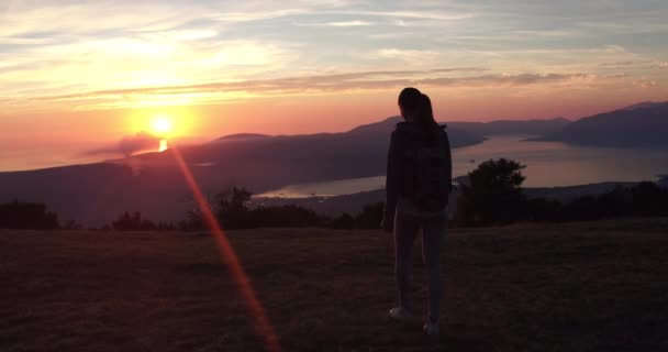 Confiance forte femme les bras ouverts sous le lever du soleil au bord de la mer — Video