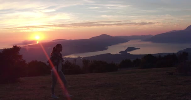 Viajero caminando por el camino a las montañas. — Vídeos de Stock