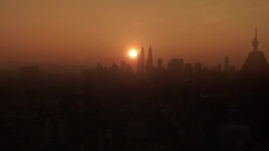 Kuala Lumpur şehrinin silüetiyle sabah dramatik ve turuncu hava manzaralı Kuala Lumpur şehri