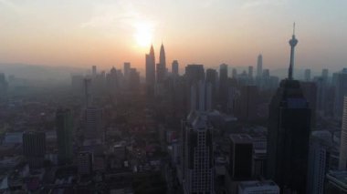 Kuala Lumpur şehrinin silüetiyle sabah dramatik ve turuncu hava manzaralı Kuala Lumpur şehri