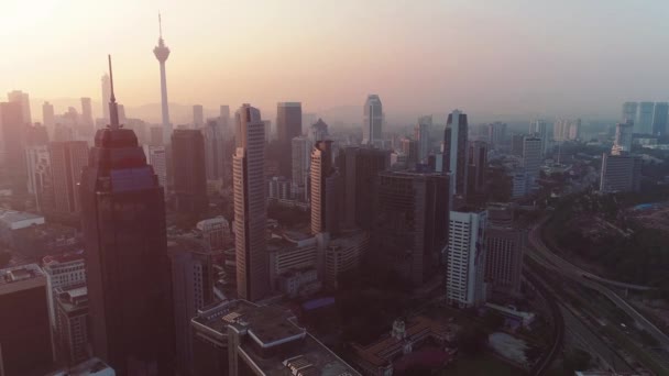 Luchtvaartmaatschappij. Roze zonsopkomst in Kuala Lumpur stad. — Stockvideo