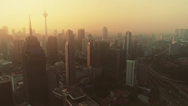 Antenne. Gelber Sonnenaufgang in der Stadt Kuala Lumpur. — Stockvideo