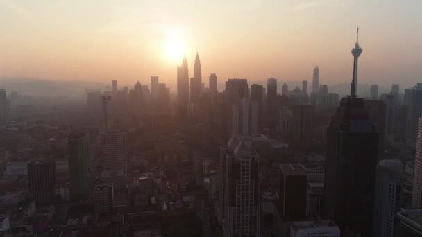 Вид с воздуха на город Куала-Лумпур в столице Малайзии, высокие здания. Кинематографическое видео небоскребов в большом городе . — стоковое видео