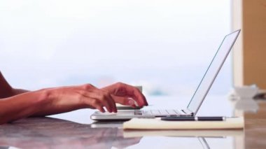 Kadın açılış laptop. Kafede dizüstü bilgisayarda yazarak eller. Çalışma ve bir şey not defterine yazma kadın kapatmak.