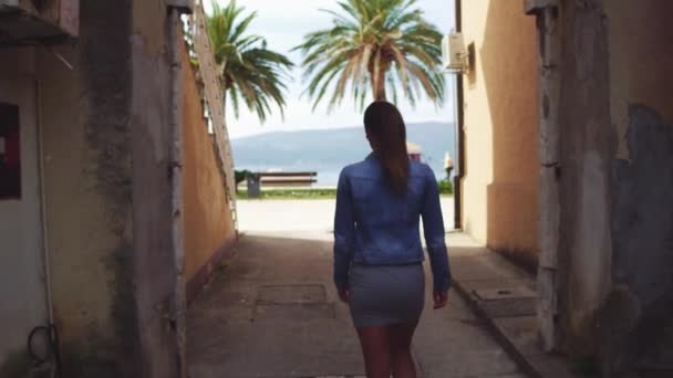 Happy young urban woman in european city on old streets caucasian tourist walking along — Stock Video