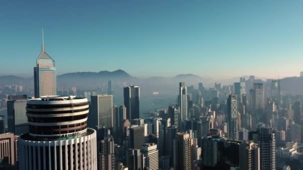 AERIAL. Vista superior do panorama da cidade de Hong Kong. Filmagem de drones com arranha-céus ao nascer do sol . — Vídeo de Stock