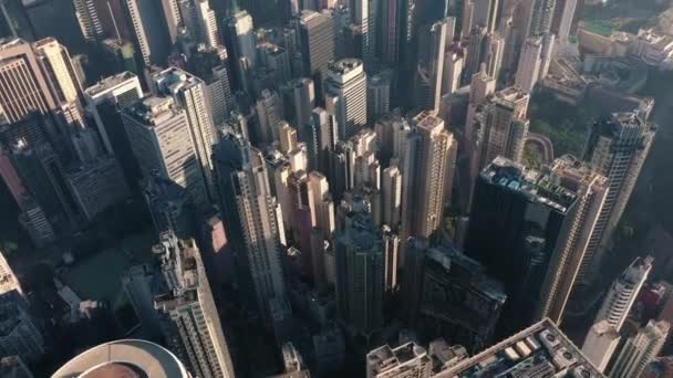 Antenne. filmisches Video und Ansicht des Stadtzentrums von Hongkong bei Sonnenuntergang und Sonnenlicht. — Stockvideo