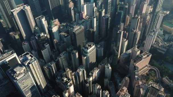 Luchtfoto. Cinematic video en Top uitzicht op het centrum van Hong Kong bij zonsondergang en zonlicht. — Stockvideo