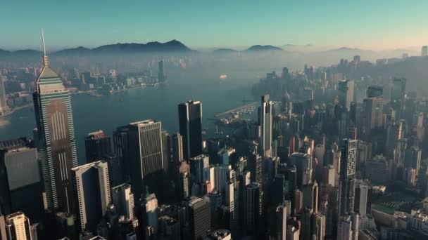 Antenne. Blick von oben auf das Panorama der Stadt Hongkong. Drohnenaufnahmen mit Wolkenkratzern bei Sonnenaufgang. — Stockvideo