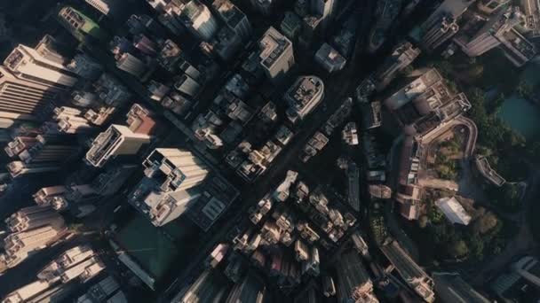 Luchtfoto. Filmbeelden stijl. Vlucht boven Hong Kong centrum. Drone beelden van schrapers bij zonsondergang. — Stockvideo