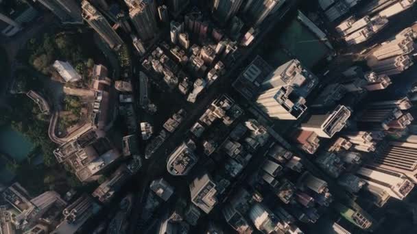 Antenne. Filmreif. Höhenflug über dem Stadtzentrum von Hongkong. Drohnenaufnahmen von Sensenkratzern bei Sonnenuntergang. — Stockvideo
