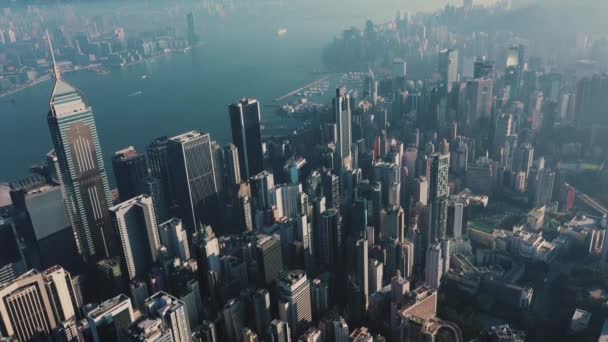 Antenne. Blick von oben auf das Panorama der Stadt Hongkong. Drohnenaufnahmen mit Wolkenkratzern bei Sonnenaufgang. — Stockvideo