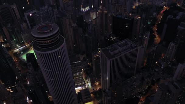 AERIAL. Vista superior de la ciudad de Hong Kong por la noche. — Vídeo de stock