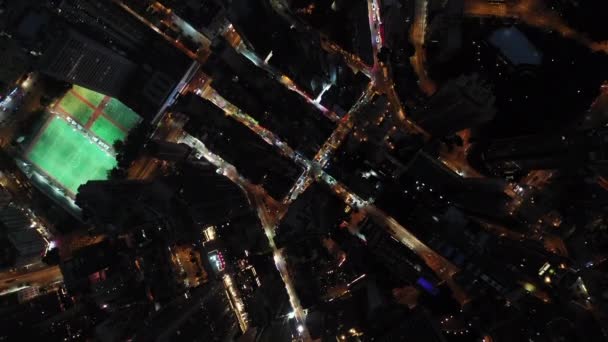 AERIAL. Blick von oben auf Hongkong bei Nacht. — Stockvideo