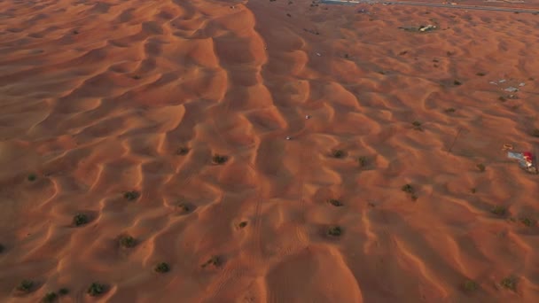 Luchtfoto. Twee witte jeeps op reis in zandwoestijn. — Stockvideo