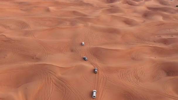 Woestijn safari auto zand dunning in de woestijn van Dubai bij zonsondergang — Stockvideo