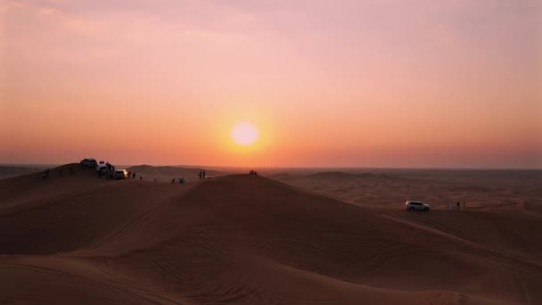 AERIALNE. Widok na zachód słońca nad wydmami pustyni Liwa w Abu Zabi — Wideo stockowe