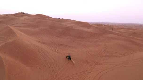 AERIAL. ATV viajando no deserto de areia. — Vídeo de Stock